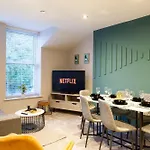 Near Station - 1 To 3 Bedroom Options - Sleeps 1 To 6 * Leeds (West Yorkshire)