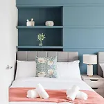Near Station - 1 To 3 Bedroom Options - Sleeps 1 To 6 Leeds (West Yorkshire)