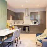 Near Station - 1 To 3 Bedroom Options - Sleeps 1 To 6 * Leeds (West Yorkshire)