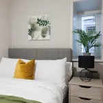 Apartamento Near Station - 1 To 3 Bedroom Options - Sleeps 1 To 6 *