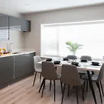Near Station - 1 To 3 Bedroom Options - Sleeps 1 To 6 *