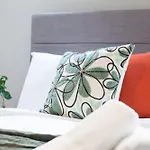 Near Station - 1 To 3 Bedroom Options - Sleeps 1 To 6 * Leeds (West Yorkshire)