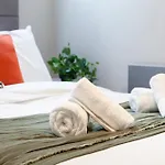 Apartamento Near Station - 1 To 3 Bedroom Options - Sleeps 1 To 6 *