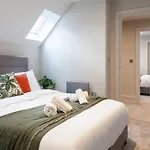 Near Station - 1 To 3 Bedroom Options - Sleeps 1 To 6 Apartamento