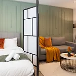 Near Station - 1 To 3 Bedroom Options - Sleeps 1 To 6 Leeds (West Yorkshire)