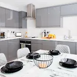 Apartamento Near Station - 1 To 3 Bedroom Options - Sleeps 1 To 6