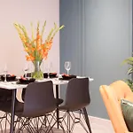 Near Station - 1 To 3 Bedroom Options - Sleeps 1 To 6 *