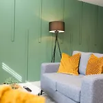 Apartamento Near Station - 1 To 3 Bedroom Options - Sleeps 1 To 6 *