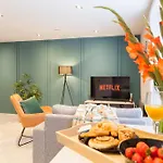 Apartamento Near Station - 1 To 3 Bedroom Options - Sleeps 1 To 6