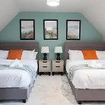 Near Station - 1 To 3 Bedroom Options - Sleeps 1 To 6 *