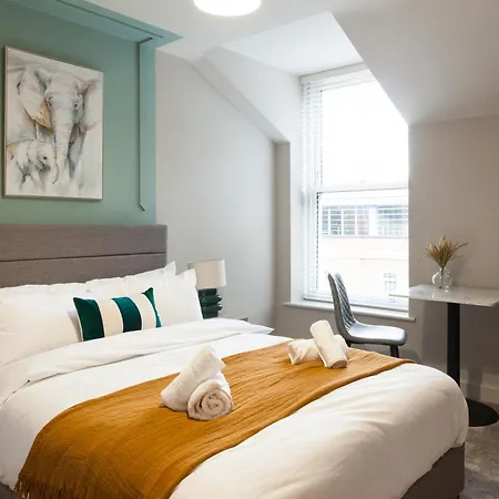 Near Station - 1 To 3 Bedroom Options - Sleeps 1 To 6 *