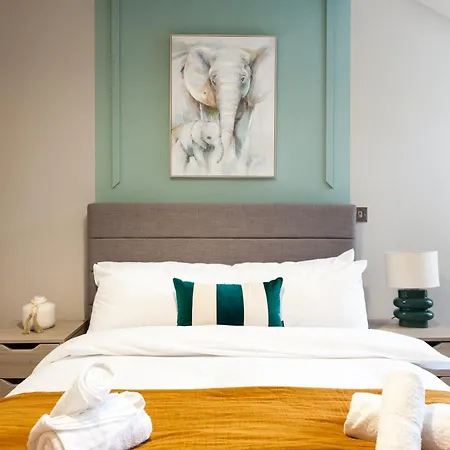 Near Station - 1 To 3 Bedroom Options - Sleeps 1 To 6 Apartamento