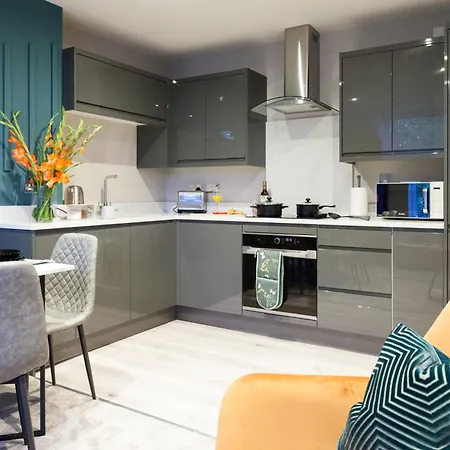 Near Station - 1 To 3 Bedroom Options - Sleeps 1 To 6 Λιντς