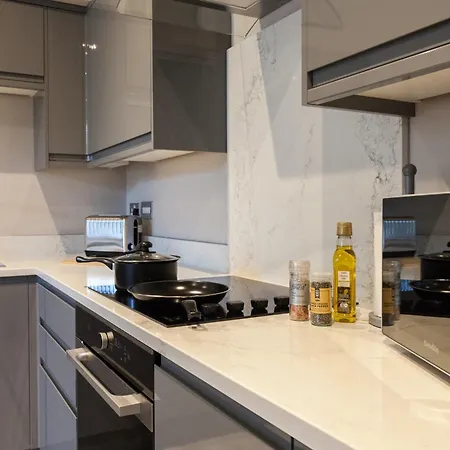 Near Station - 1 To 3 Bedroom Options - Sleeps 1 To 6 * Leeds (West Yorkshire)