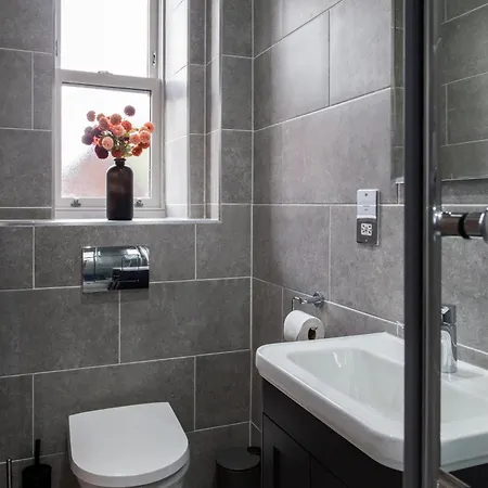 Near Station - 1 To 3 Bedroom Options - Sleeps 1 To 6 Apartment Leeds (West Yorkshire)