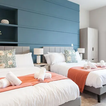 Near Station - 1 To 3 Bedroom Options - Sleeps 1 To 6 Apartment *