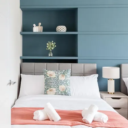 Near Station - 1 To 3 Bedroom Options - Sleeps 1 To 6 Leeds (West Yorkshire)
