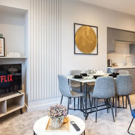 Near Station - 1 To 3 Bedroom Options - Sleeps 1 To 6 Apartment *