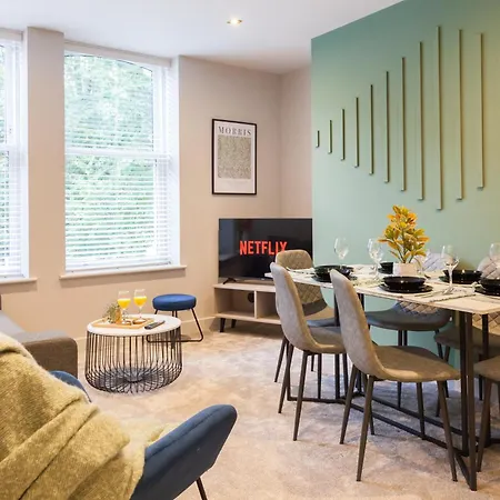 Near Station - 1 To 3 Bedroom Options - Sleeps 1 To 6 Apartment *