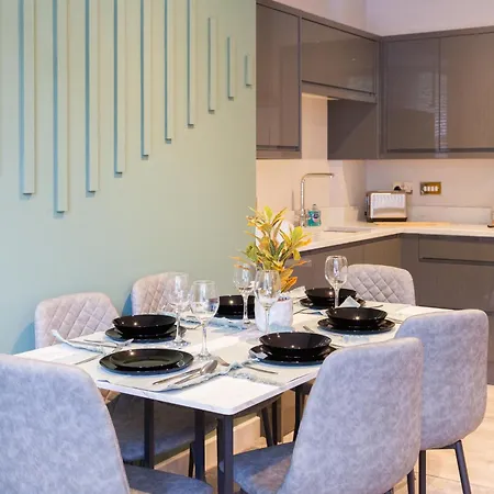 Near Station - 1 To 3 Bedroom Options - Sleeps 1 To 6 Apartment Leeds (West Yorkshire)