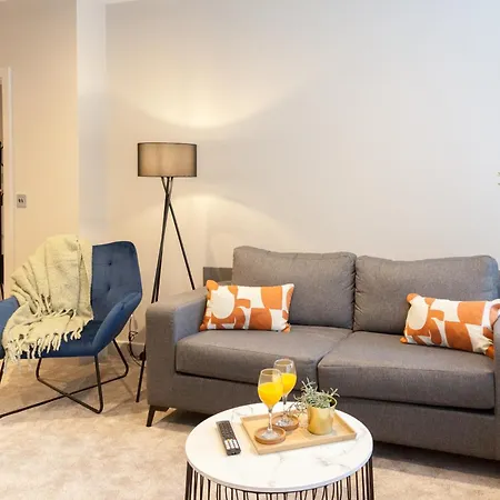 Near Station - 1 To 3 Bedroom Options - Sleeps 1 To 6 Apartment Leeds (West Yorkshire)
