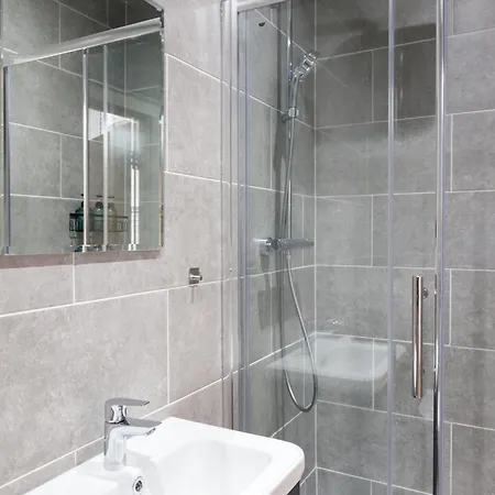 Near Station - 1 To 3 Bedroom Options - Sleeps 1 To 6 Apartment