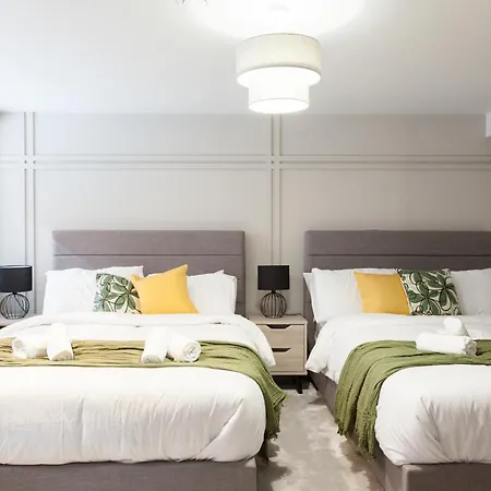 Near Station - 1 To 3 Bedroom Options - Sleeps 1 To 6 *