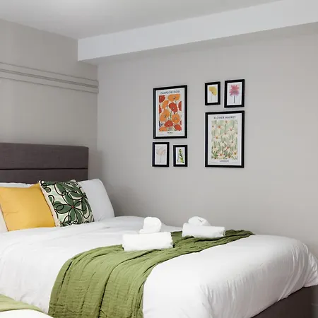 Near Station - 1 To 3 Bedroom Options - Sleeps 1 To 6 Leeds (West Yorkshire)