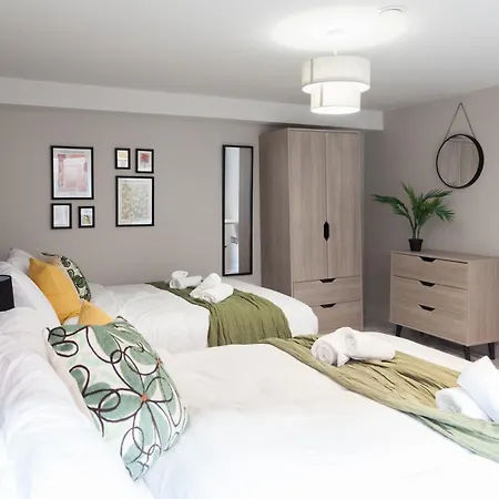Apartment Near Station - 1 To 3 Bedroom Options - Sleeps 1 To 6 Leeds (West Yorkshire)