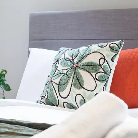 Near Station - 1 To 3 Bedroom Options - Sleeps 1 To 6 * Leeds (West Yorkshire)