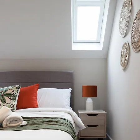 Near Station - 1 To 3 Bedroom Options - Sleeps 1 To 6 Apartment