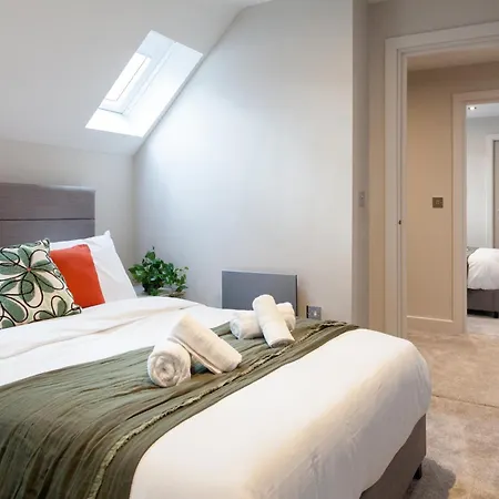 Near Station - 1 To 3 Bedroom Options - Sleeps 1 To 6 Apartment