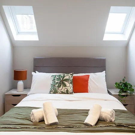 Apartment Near Station - 1 To 3 Bedroom Options - Sleeps 1 To 6 Leeds (West Yorkshire)