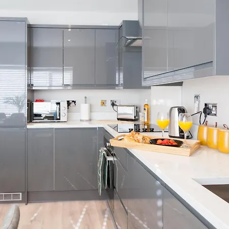 Near Station - 1 To 3 Bedroom Options - Sleeps 1 To 6