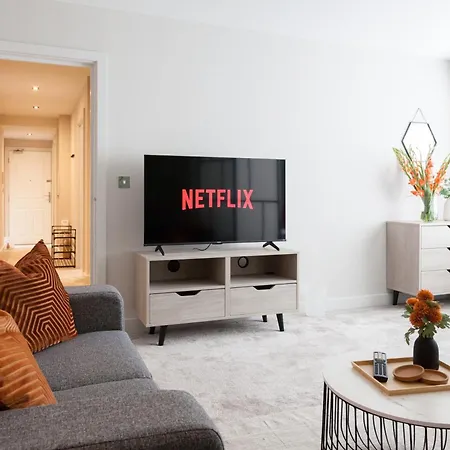 Near Station - 1 To 3 Bedroom Options - Sleeps 1 To 6 Apartment