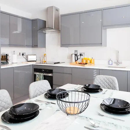 Apartment Near Station - 1 To 3 Bedroom Options - Sleeps 1 To 6