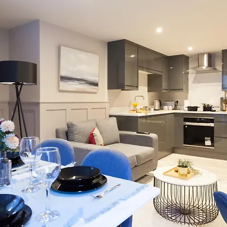 Near Station - 1 To 3 Bedroom Options - Sleeps 1 To 6 Apartment