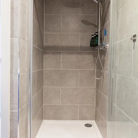 Near Station - 1 To 3 Bedroom Options - Sleeps 1 To 6 Leeds (West Yorkshire)