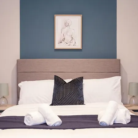 Apartment Near Station - 1 To 3 Bedroom Options - Sleeps 1 To 6 Leeds (West Yorkshire)