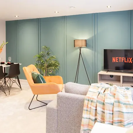 Near Station - 1 To 3 Bedroom Options - Sleeps 1 To 6 Apartment