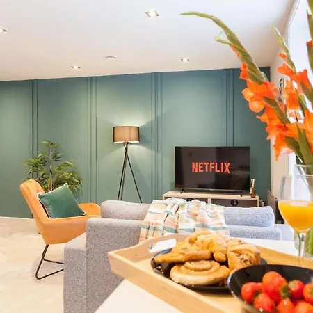 Apartment Near Station - 1 To 3 Bedroom Options - Sleeps 1 To 6